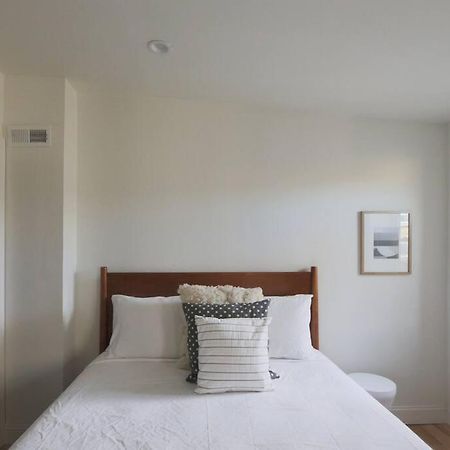 Large 2 Bdr With Deck Hosted By Stayrafa Philadelphia Bagian luar foto