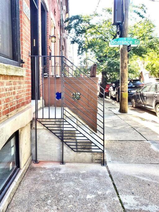 Large 2 Bdr With Deck Hosted By Stayrafa Philadelphia Bagian luar foto