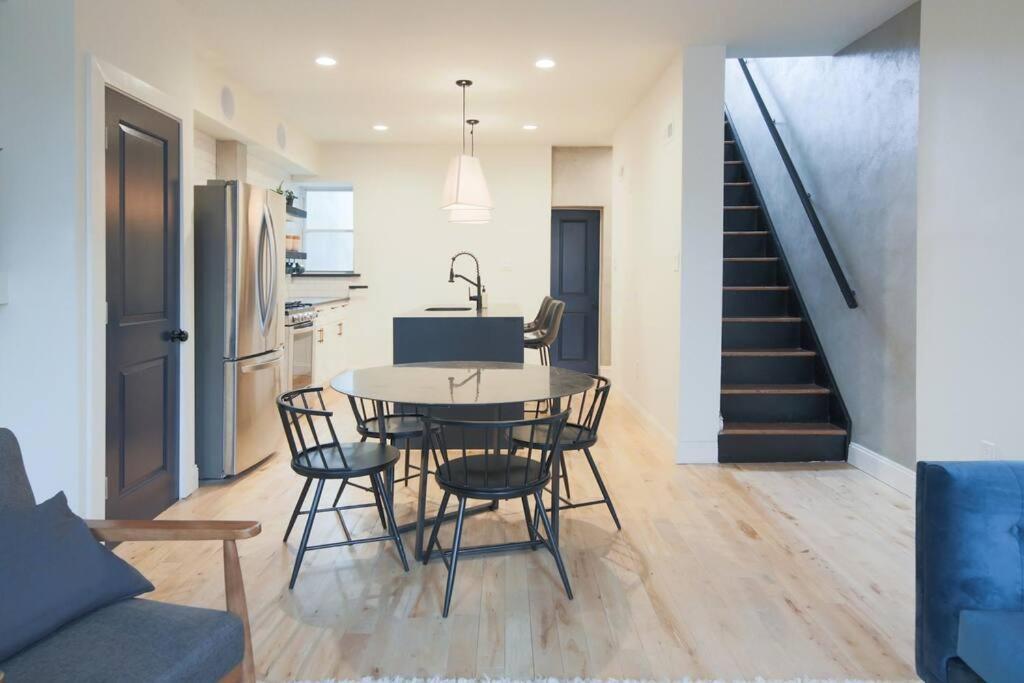 Large 2 Bdr With Deck Hosted By Stayrafa Philadelphia Bagian luar foto