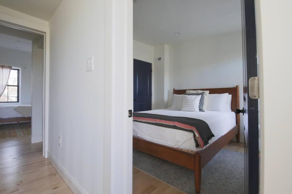 Large 2 Bdr With Deck Hosted By Stayrafa Philadelphia Bagian luar foto